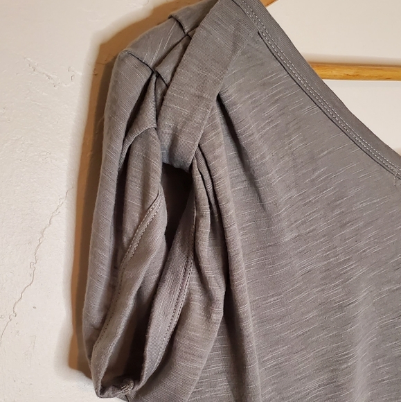 Light Gray Short Sleeve Tunic with Gathered Details - Picture 8 of 10